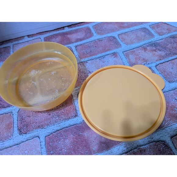 Lot of 2 Tupperware 2415B Cereal Bowls and Lids Seals Lime Green & Orange - Picture 6 of 7